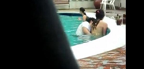  Esposa novinha putinha safadinha trepando na piscina